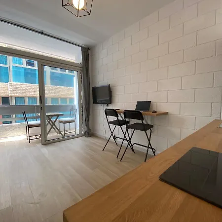 Balcony Lounge Apartment *
